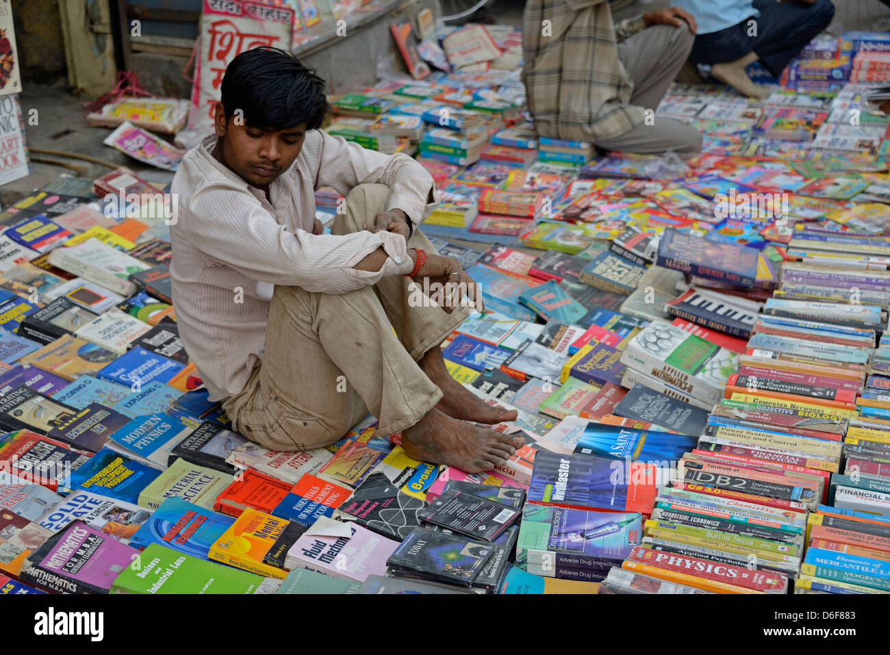 La domenica il mercato del libro in Daryaganj,Vecchia Delhi, India Foto Stock