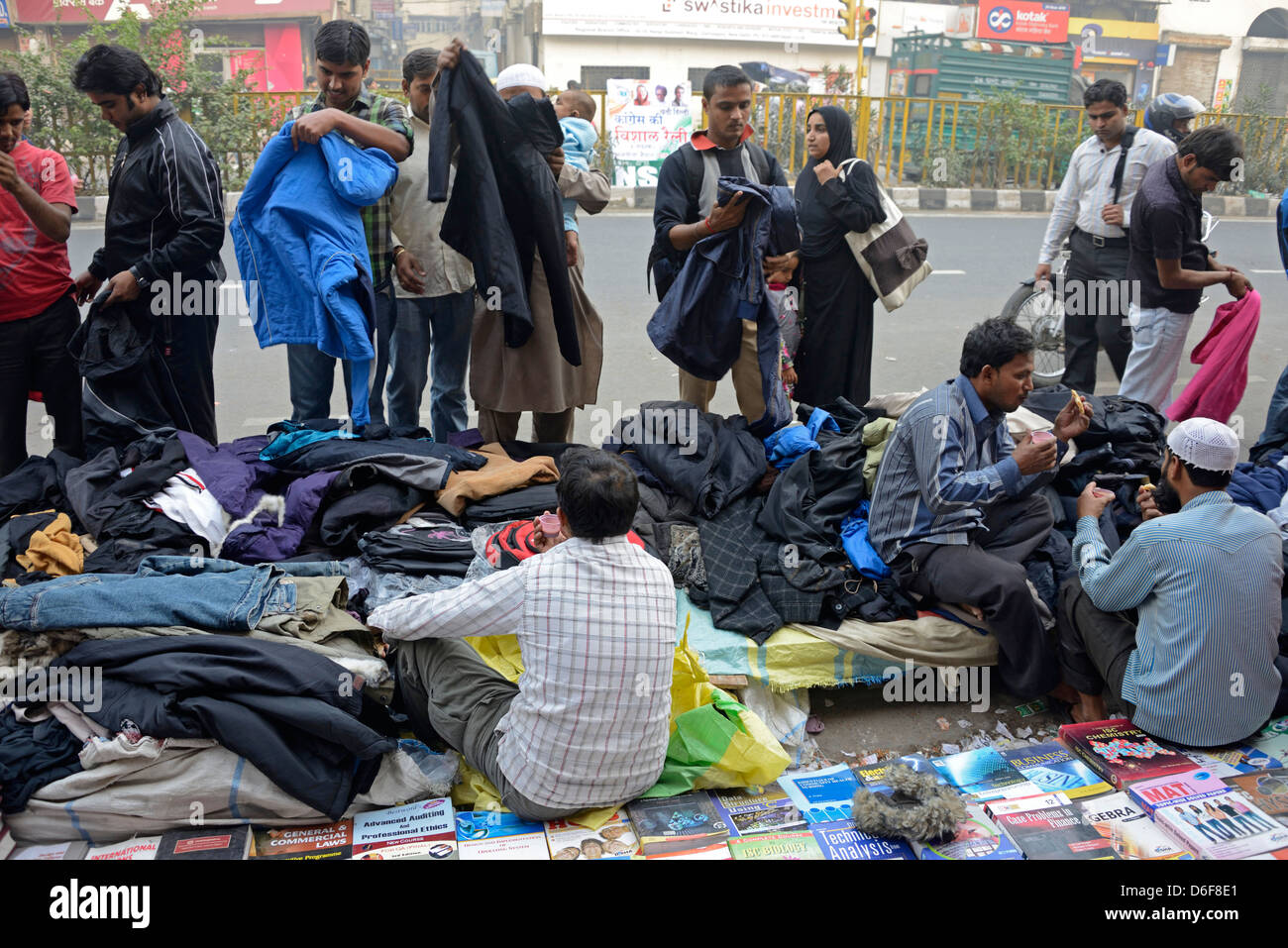 Vestiti che sono venduti e acquistati al mercato del libro di Domenica in Daryaganj, Old Delhi , India Foto Stock