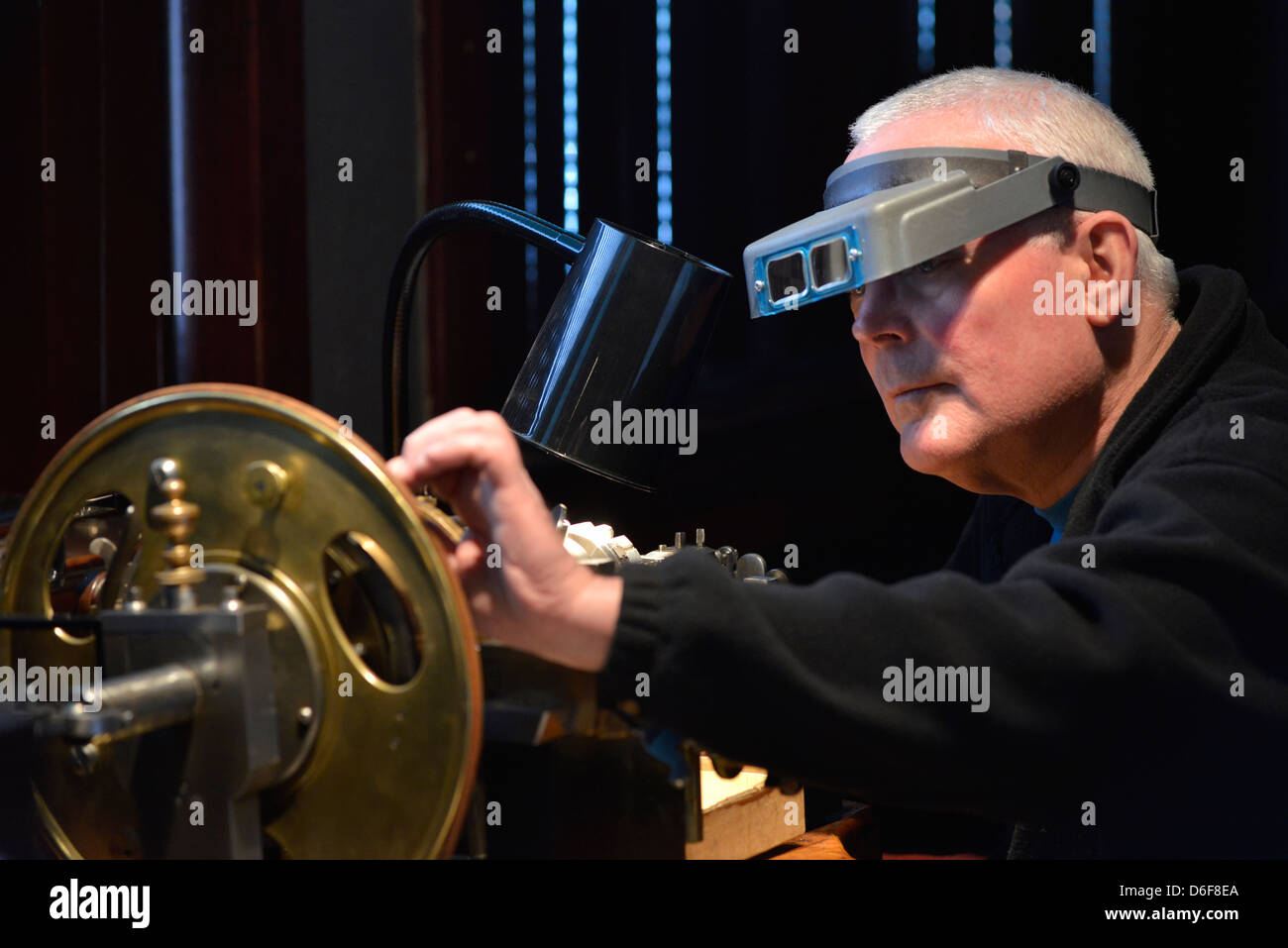 Gioielliere incidere un pezzo di gioielli su una rosa antico motore tornio, Giuseppe, Oregon. Foto Stock