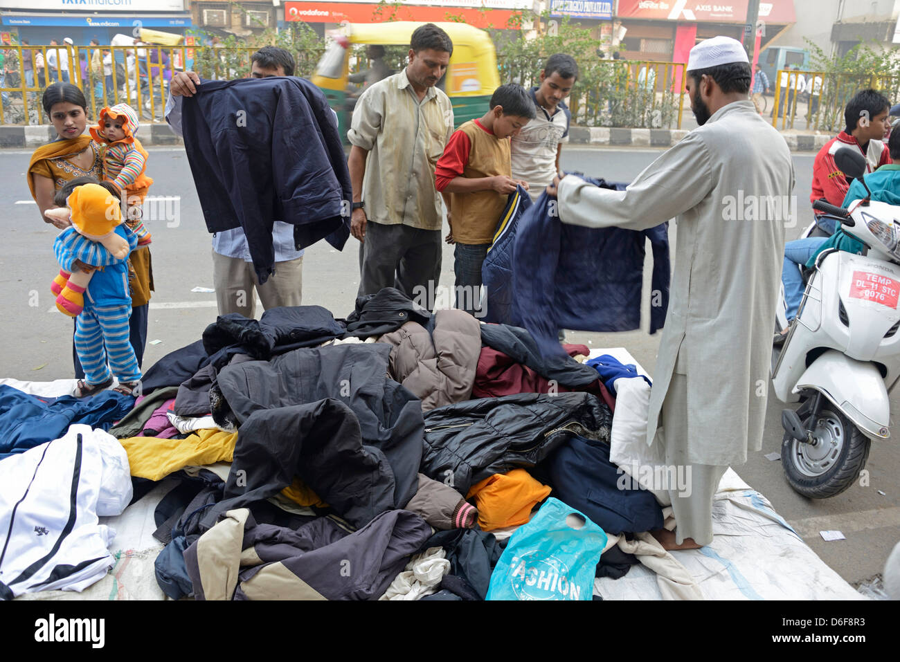 Vestiti essendo venduti e acquistati presso la domenica del mercato del libro in Daryaganj,Vecchia Delhi ,India Foto Stock
