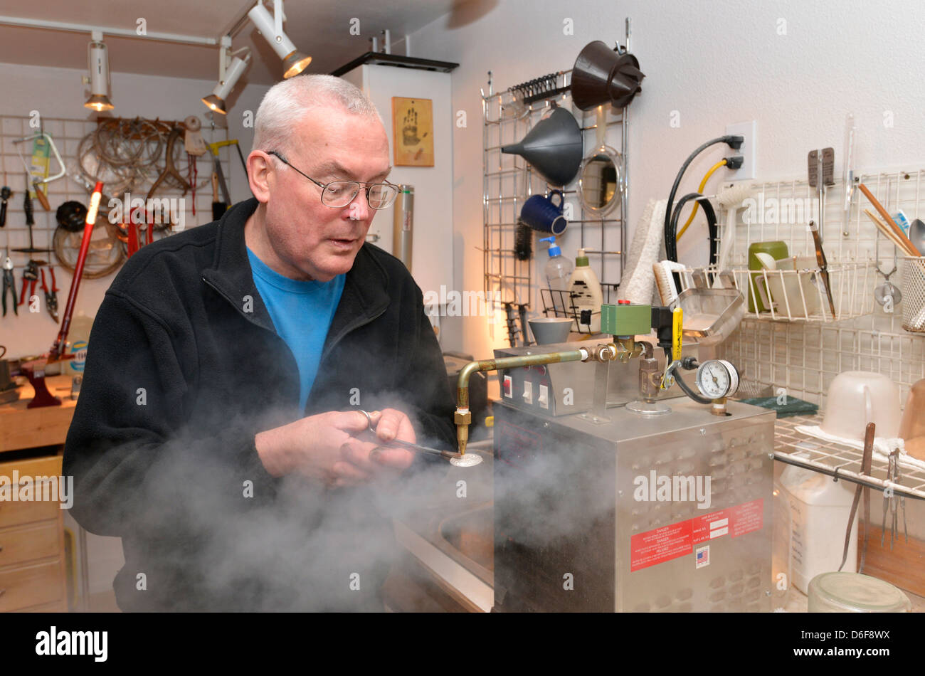 Gioielliere usando un vapore pressurizzato per pulire un pezzo di gioielli, Giuseppe, Oregon. Foto Stock