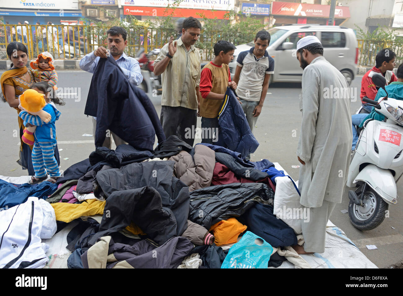 Vestiti essendo venduti e acquistati presso la domenica del mercato del libro in Daryaganj,Vecchia Delhi ,India Foto Stock