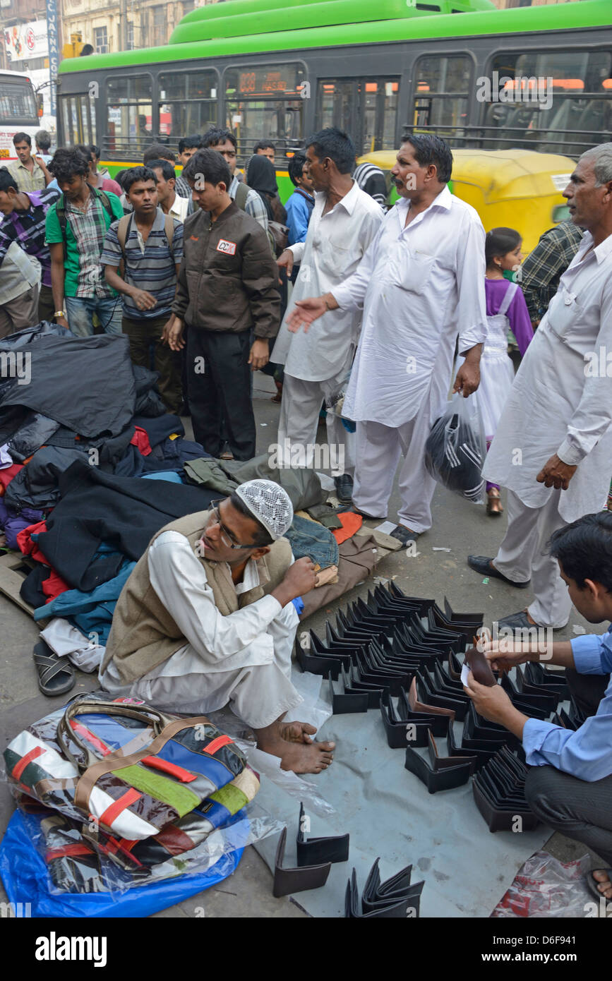 I portafogli e i vestiti in vendita presso la domenica del mercato del libro in Daryaganj,Vecchia Delhi ,India Foto Stock