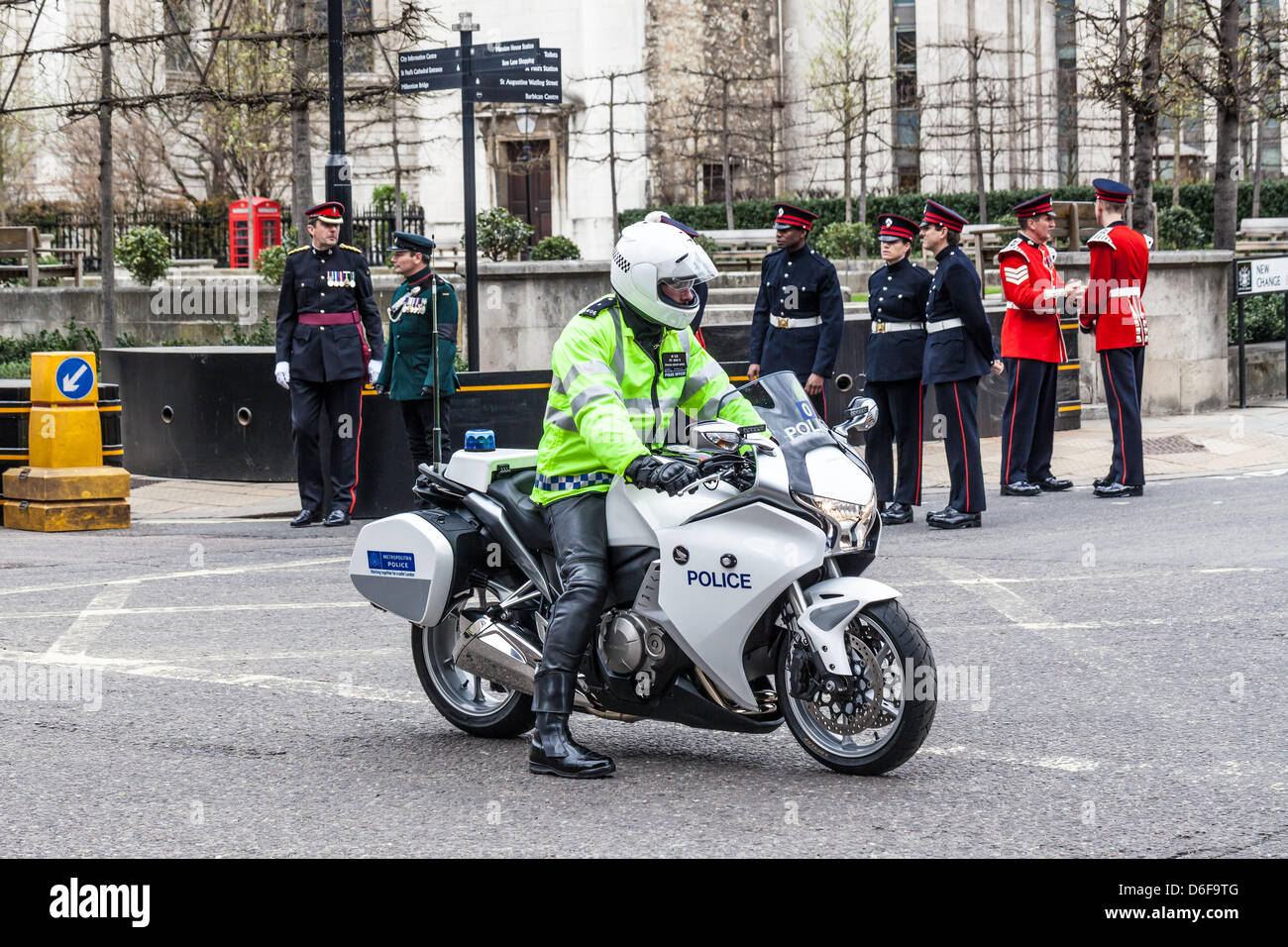 Sicurezza di polizia al funerale della Baronessa Thatcher, Cannon Street, Londra, Inghilterra, Regno Unito Foto Stock