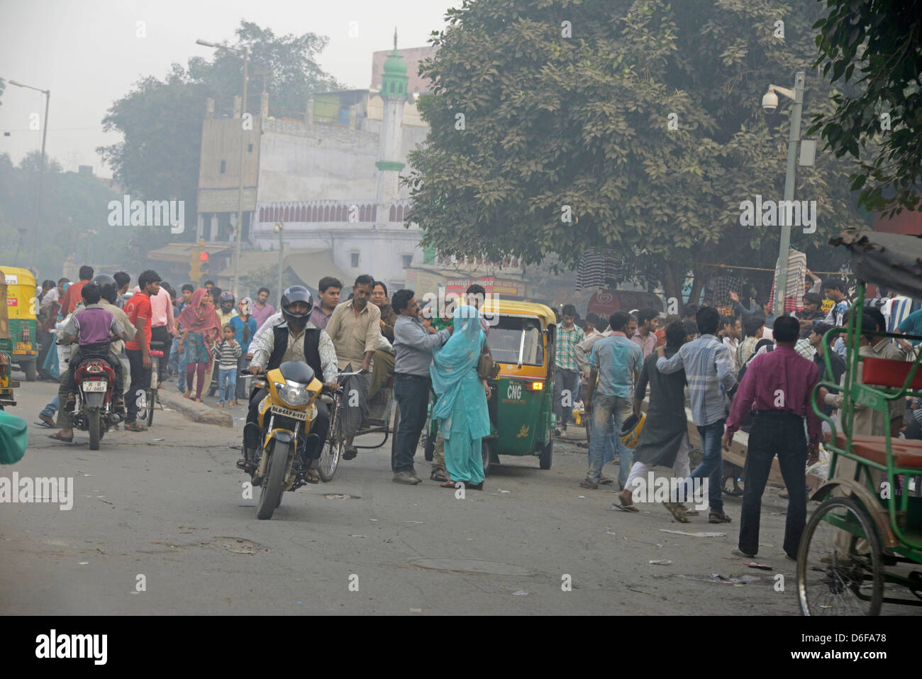 Traffico e pedoni in una strada affollata a Meena Bazar, Chandni Chowk, Old Delhi, India Foto Stock