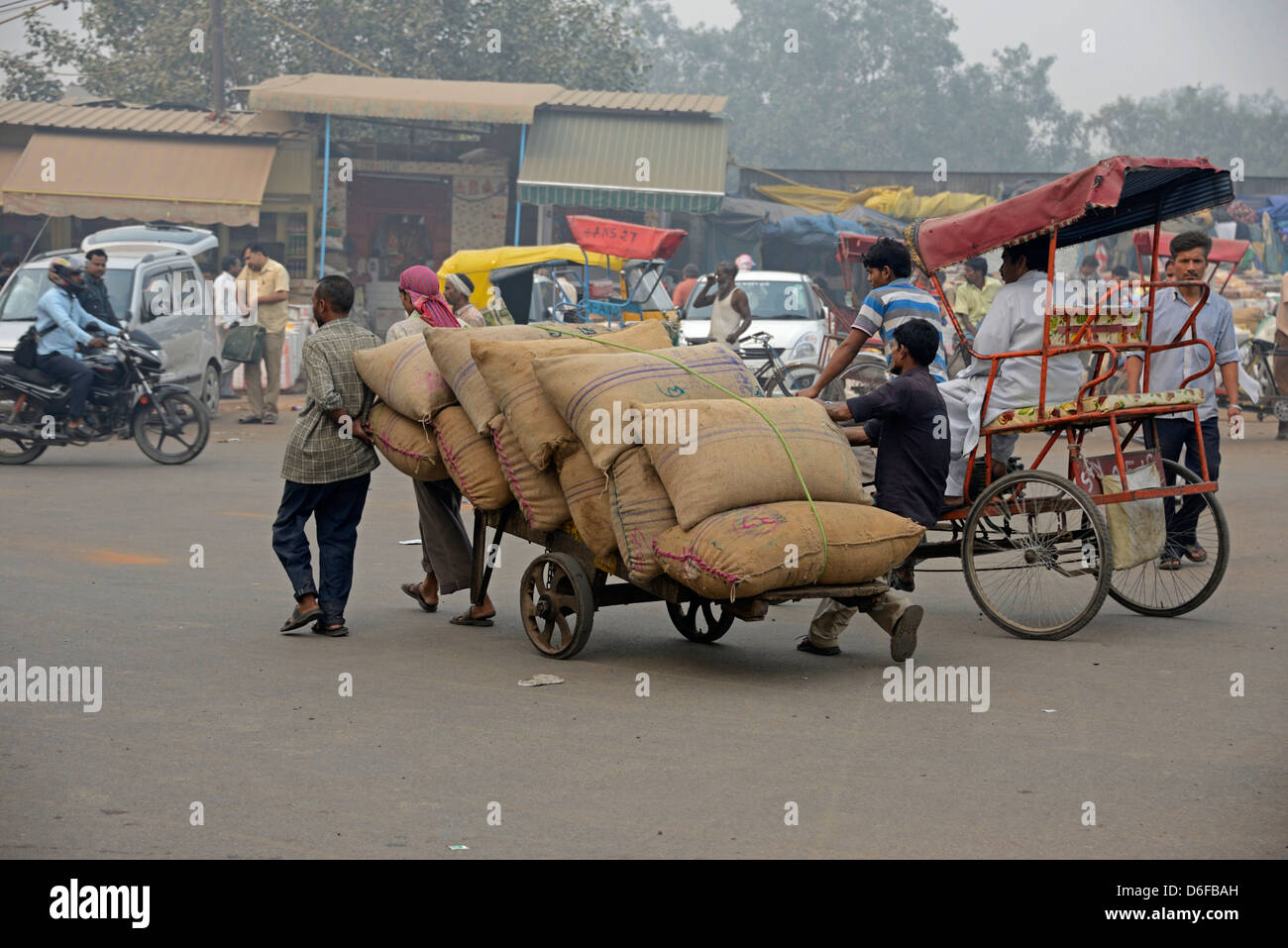 Ad un incrocio stradale trafficato con nessun diritto di strada regole nelle strette strade di Chandni Chowk, vecchia Delhi, India Foto Stock