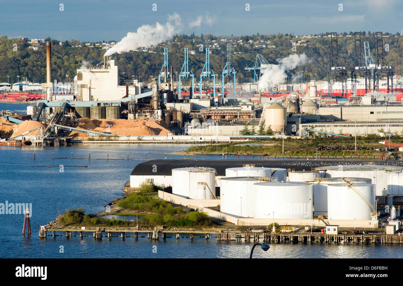 Porto di Tacoma Washington opera su una rara giornata di sole Foto Stock