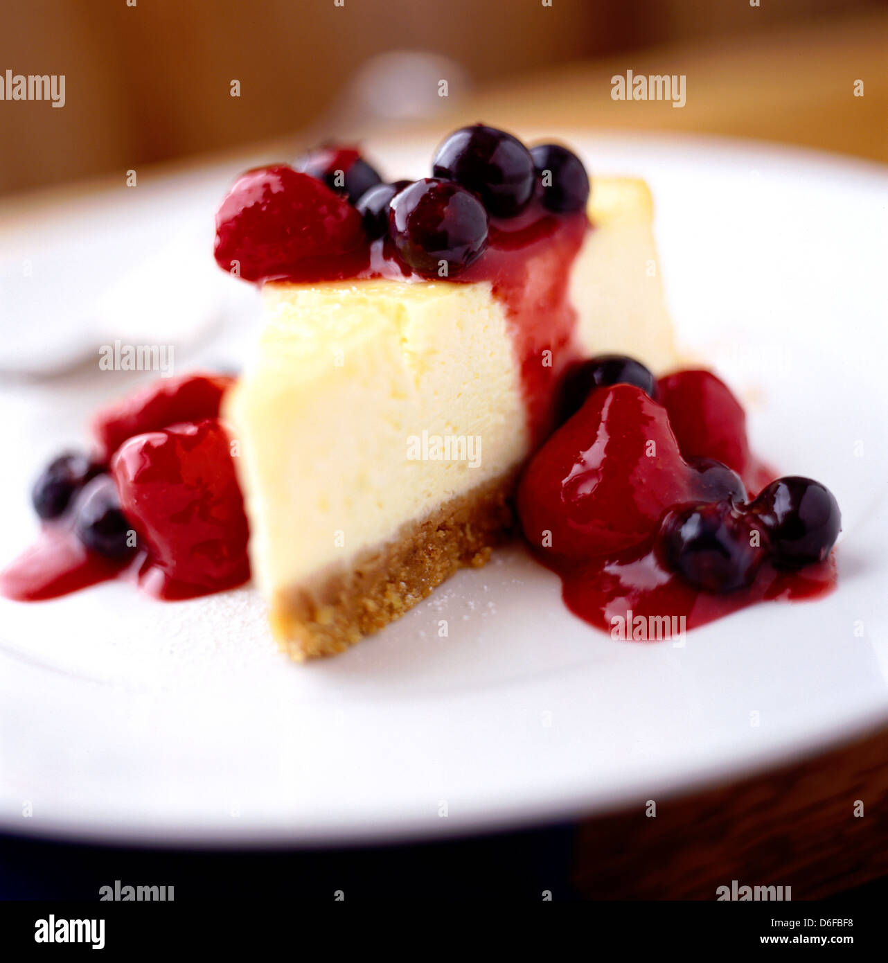 Cheesecake al limone con estate composta di frutti di bosco Foto Stock