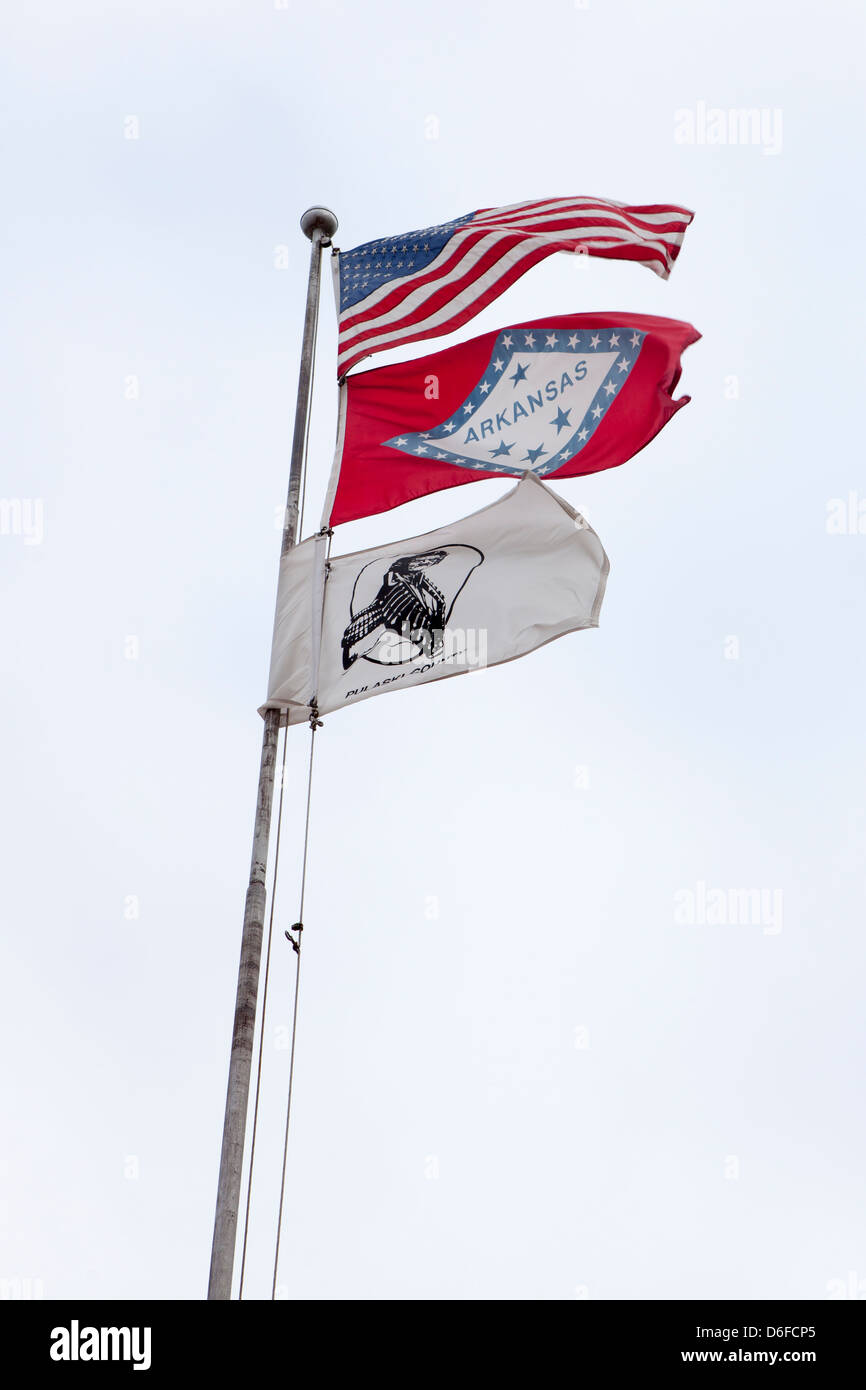 L'Americano e Arkansas bandiera su un flag post, Little Rock , Arkansas, STATI UNITI D'AMERICA Foto Stock