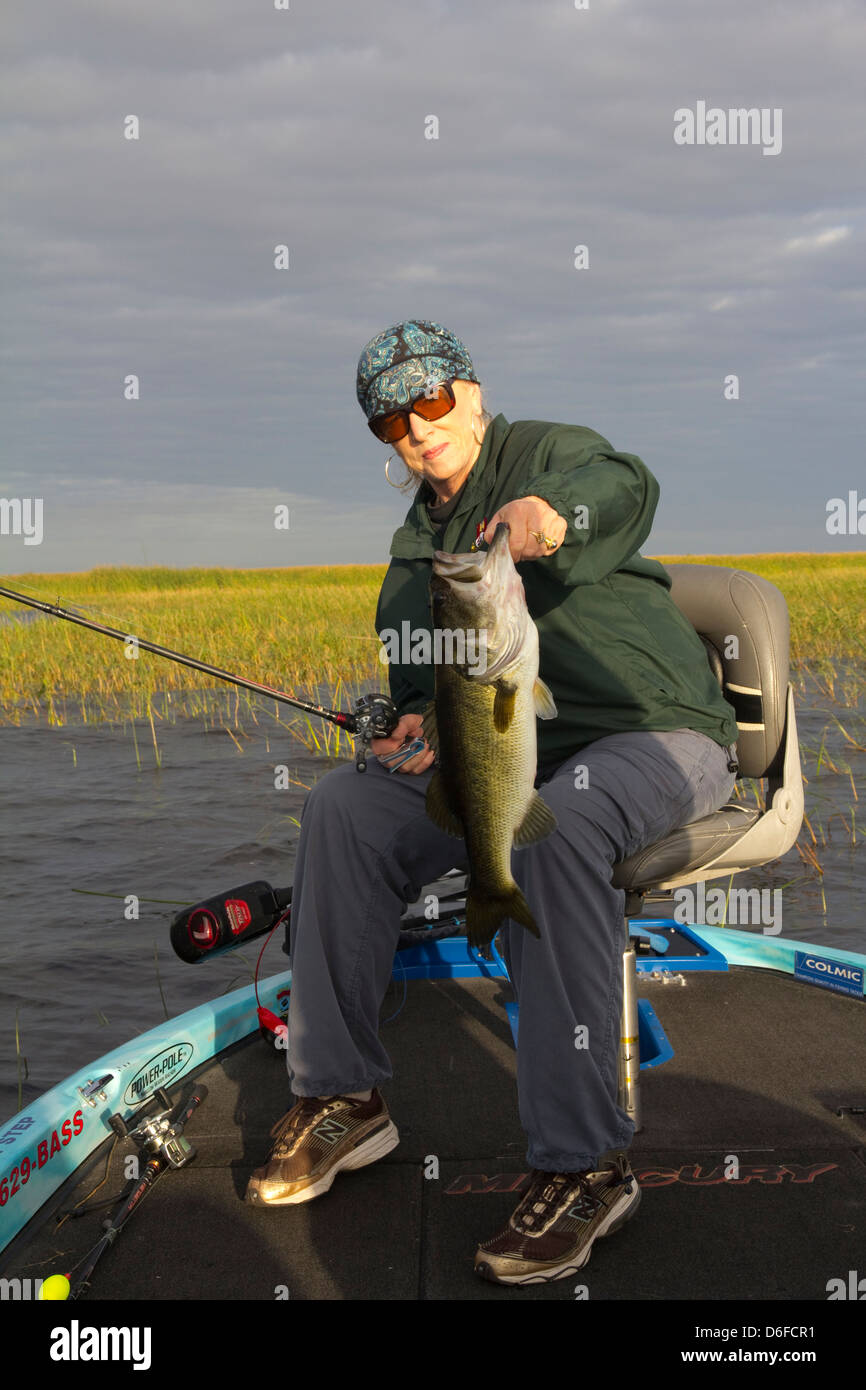 Melinda Renner con la grande bocca bass sul lago Okeechobee, FL Foto Stock