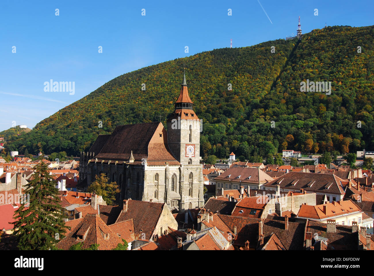 Brasov il più importante punto di riferimento, la Chiesa Nera, la più grande gotico in Europa orientale, sovrasta la città vecchia. La Romania Foto Stock