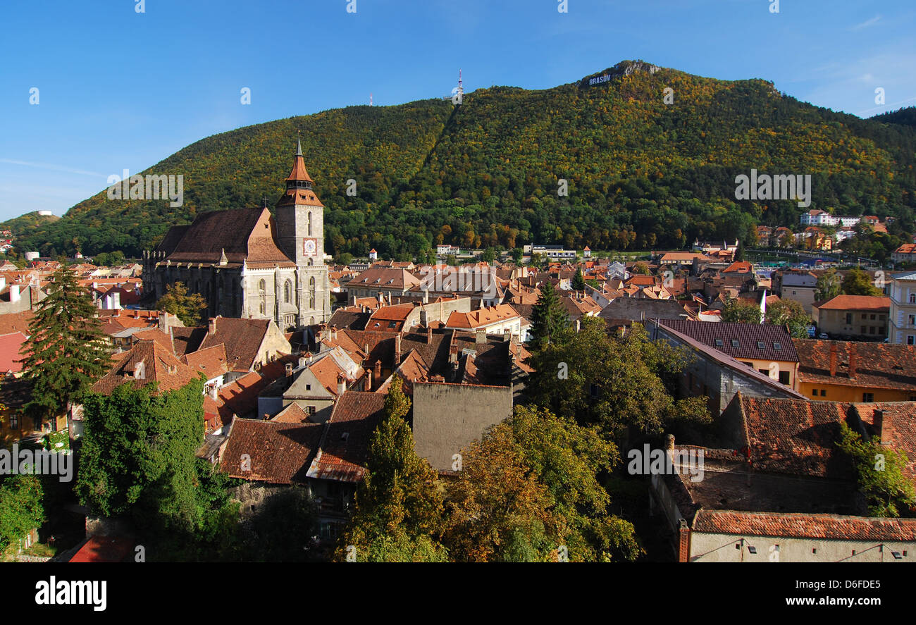 Brasov il più importante punto di riferimento, la Chiesa Nera, la più grande gotico in Europa orientale, sovrasta la città vecchia. La Romania Foto Stock