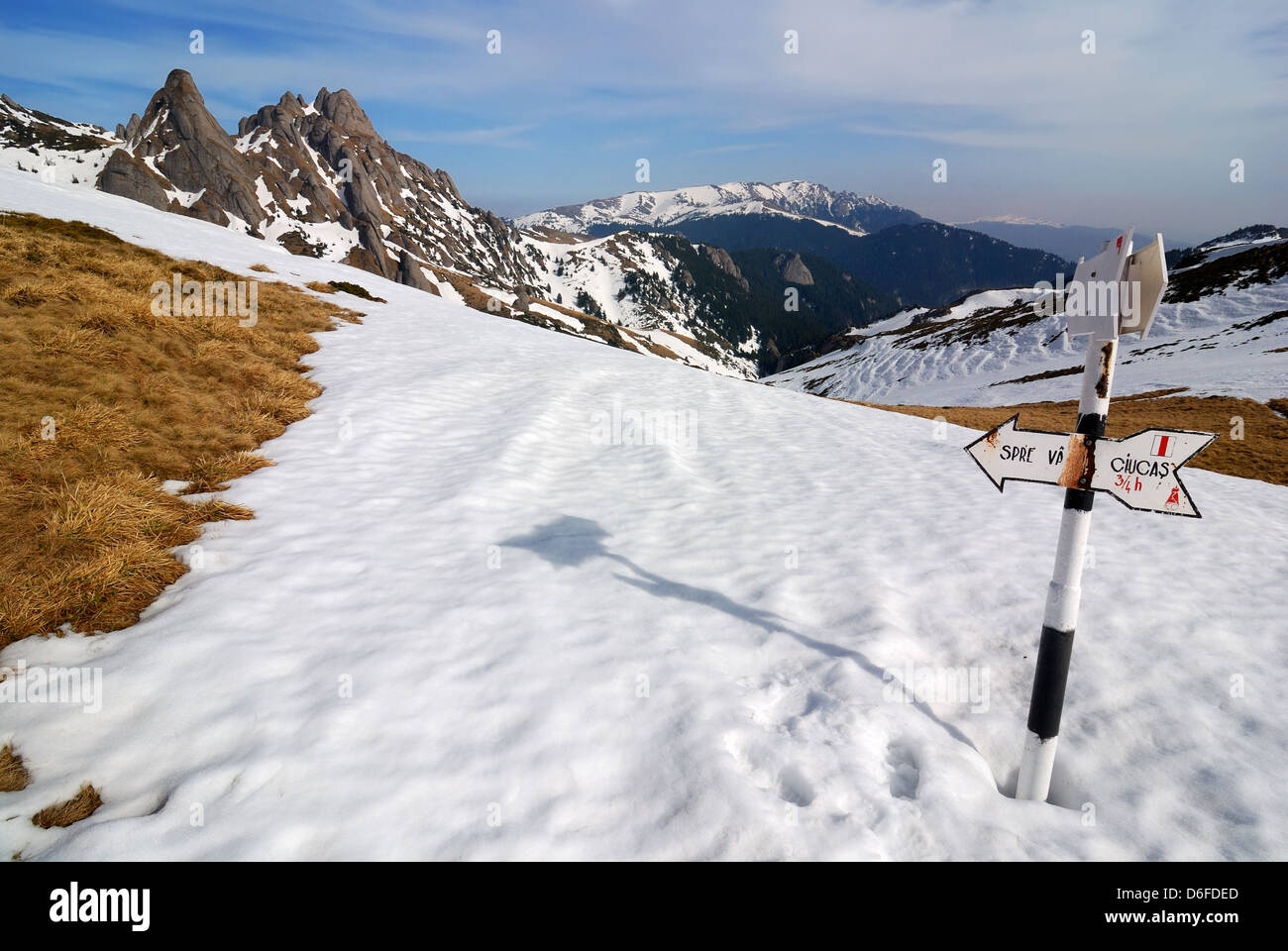 Paesaggio di montagna nei Carpazi (Romania), d'inverno. Foto Stock
