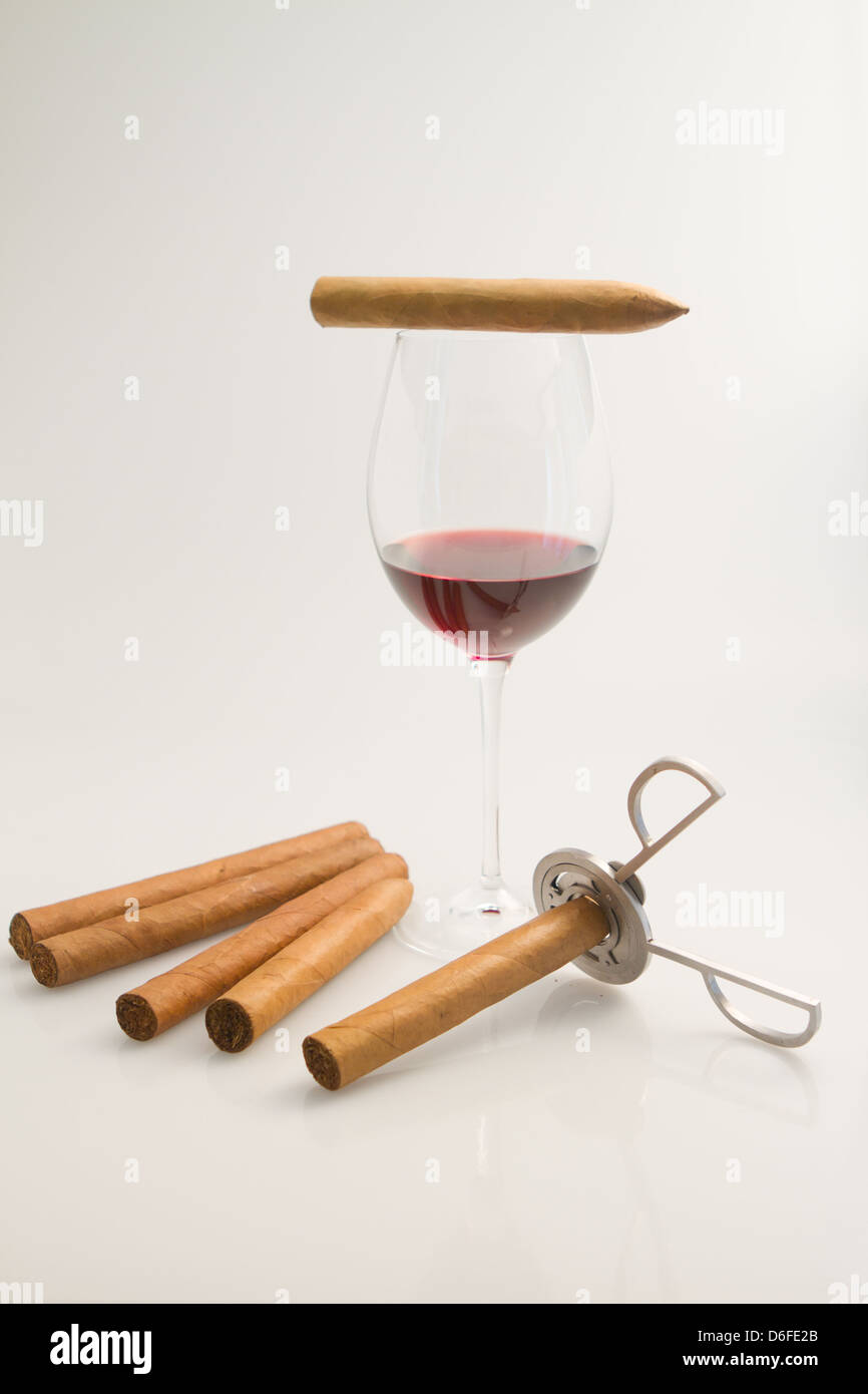 Bicchiere di vino rosso con presentazione del sigaro siluro Churchill a corona e a un sigaro più bella Foto Stock