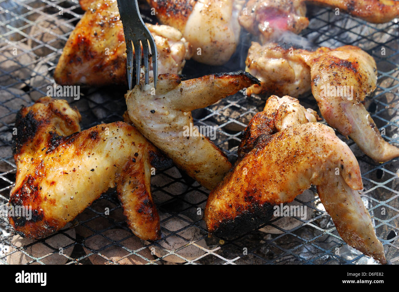 Ali di pollo alla griglia barbecue a carbone Foto Stock