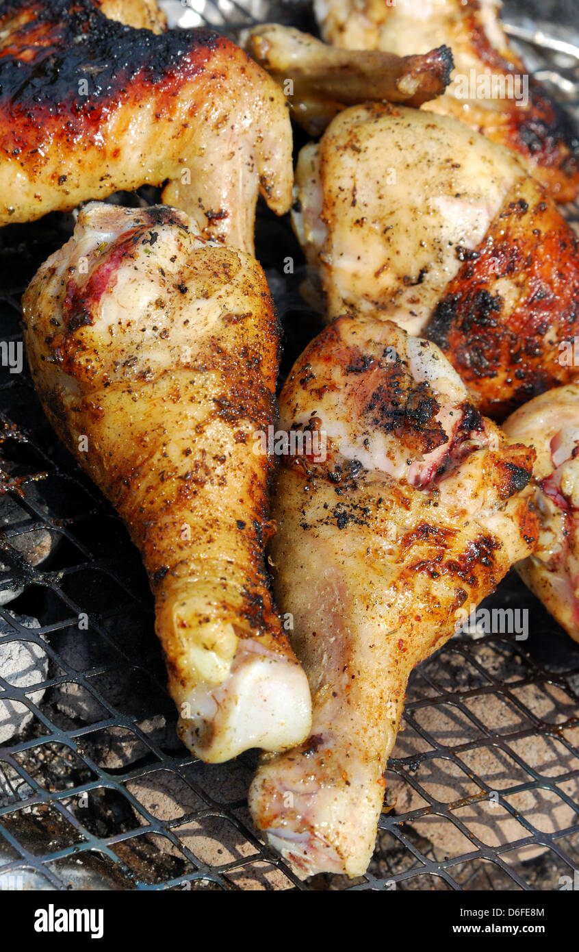 Cosce di pollo alla griglia barbecue a carbone Foto Stock