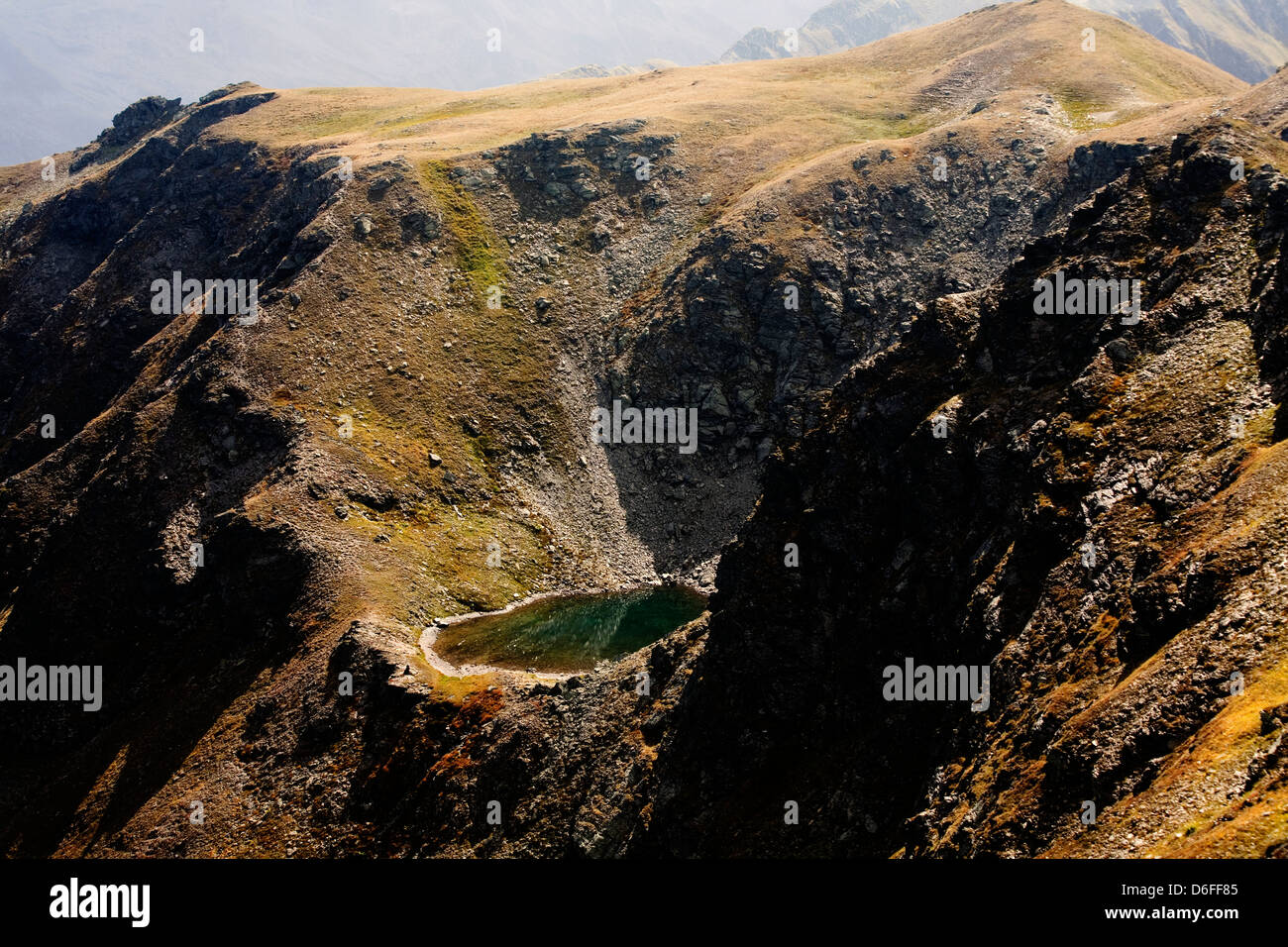 Mountain Tarn sotto il vertice della Jatzhorn Davos Grigioni Svizzera Foto Stock