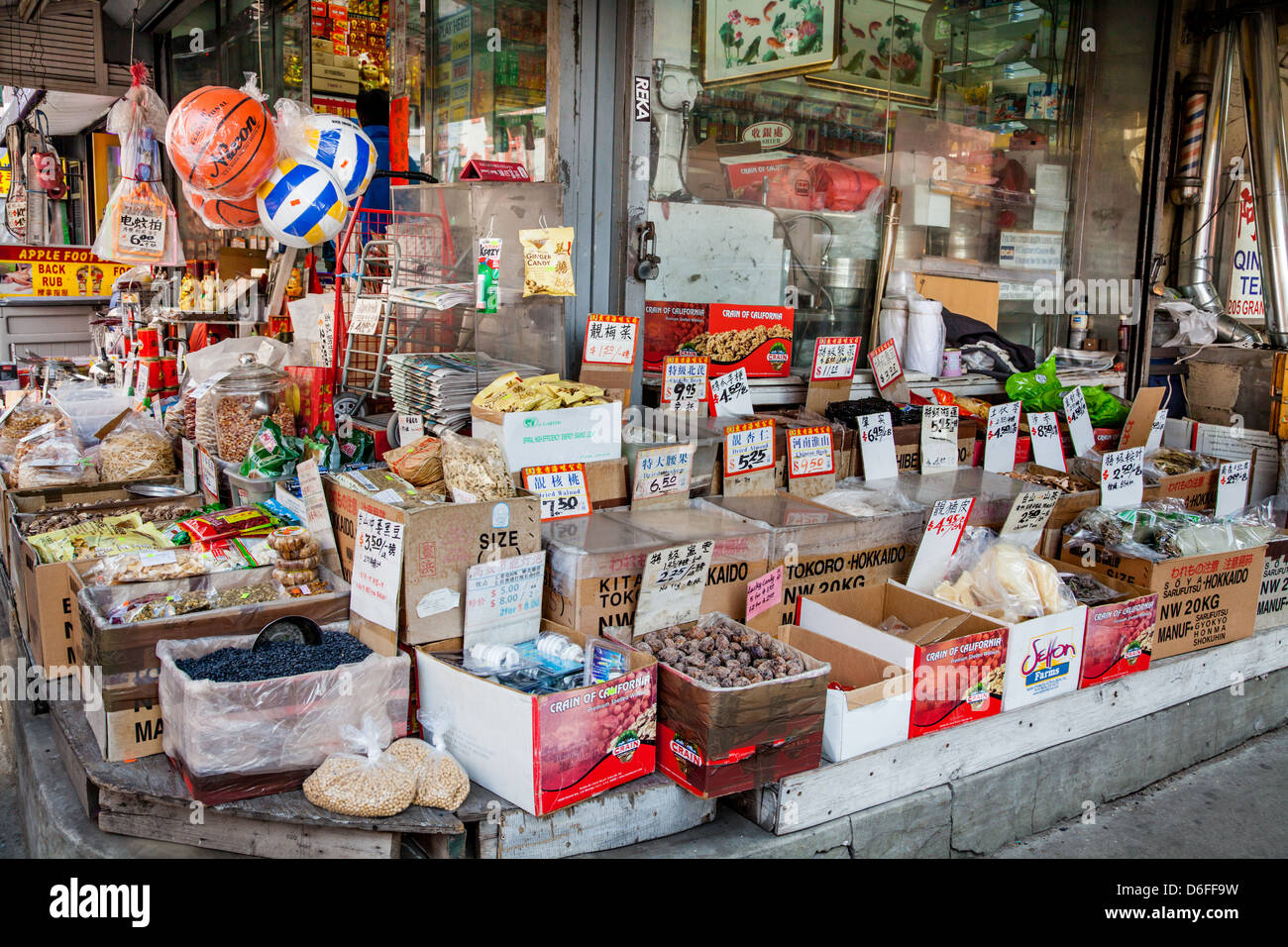 Strano alimenti su display, Mott Street, Chinatown, New York City Foto Stock