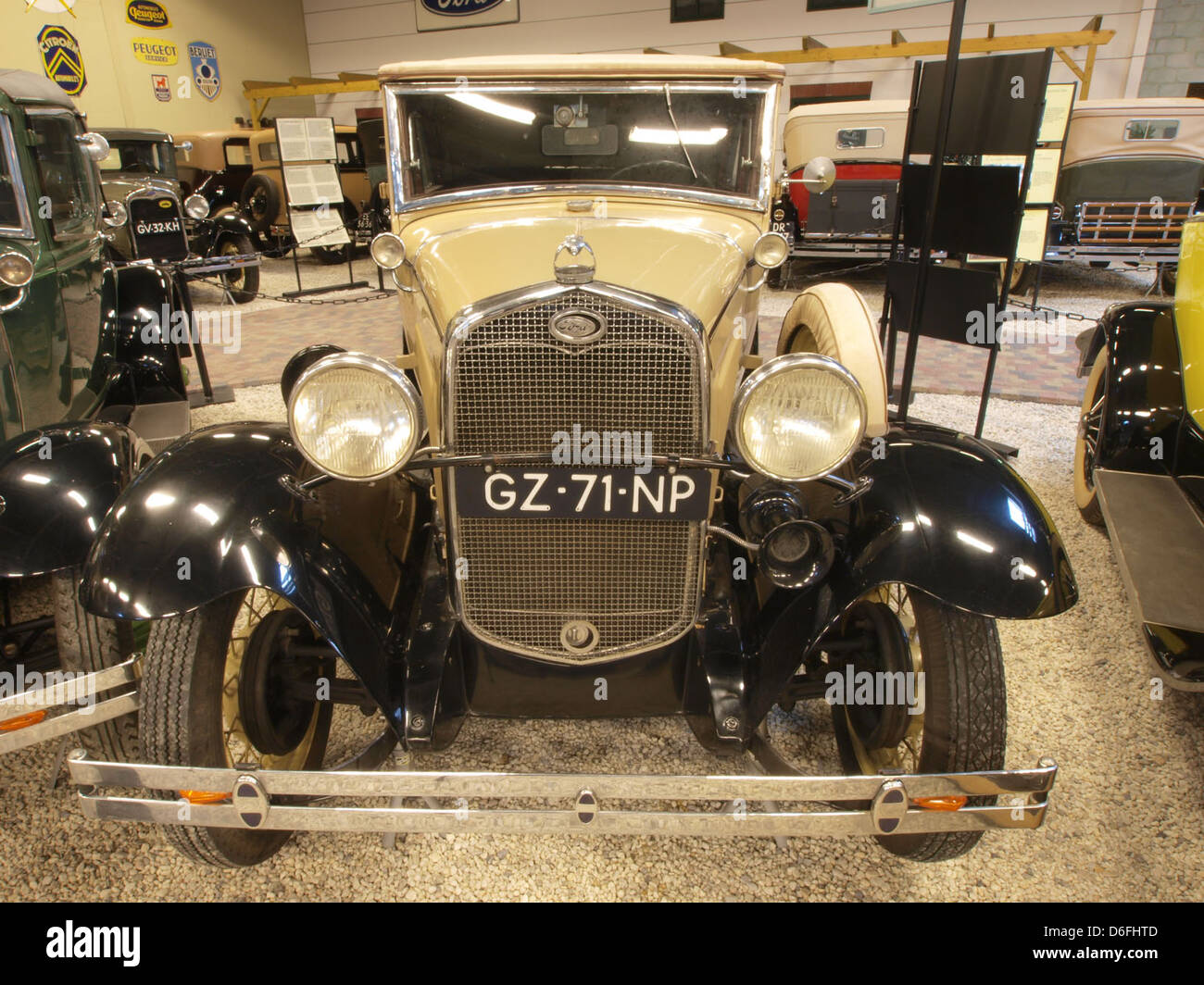 La Ford 400 A del 1939 è un'auto d'epoca della Ford prima della seconda guerra mondiale. Noto per il suo design elegante e l'innovazione meccanica, questo modello offre uno sguardo sullo sviluppo automobilistico alla fine degli anni '1930, con un motore V8 a testa piatta e un design della carrozzeria spazioso. Foto Stock