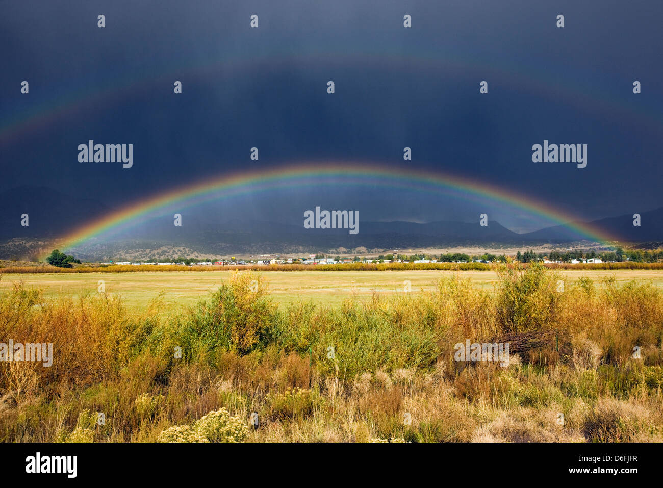 Rainbow sopra il piccolo paese di montagna di salida, Colorado, STATI UNITI D'AMERICA Foto Stock