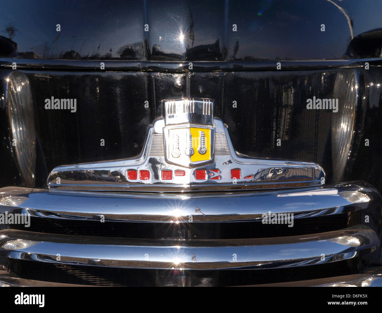 La Opel Olympia 1952 è un'auto compatta prodotta dalla casa automobilistica tedesca Opel. È dotato di un motore da 1,5 litri a quattro cilindri che eroga fino a 40 CV, abbinato a un cambio manuale a quattro marce. Il veicolo vanta un design elegante con linee ampie e una capote per la guida all'aria aperta. Il suo sistema di sospensioni include una sospensione anteriore indipendente e un assale attivo con molle a spirale nella parte posteriore, per garantire una guida confortevole. Foto Stock