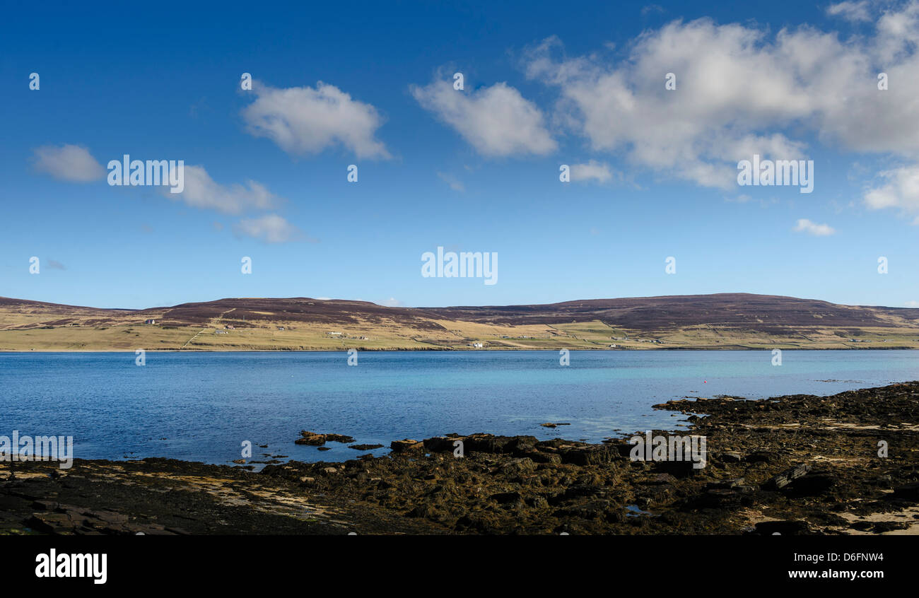Guardando oltre Eynhallow Sound verso l'isola di Rousay. Orkney Foto Stock