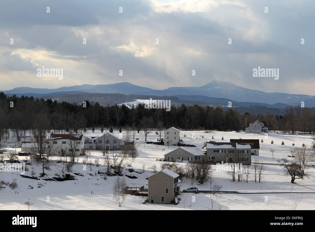 Una vista su case nel paesaggio invernale nel Vermont Foto Stock