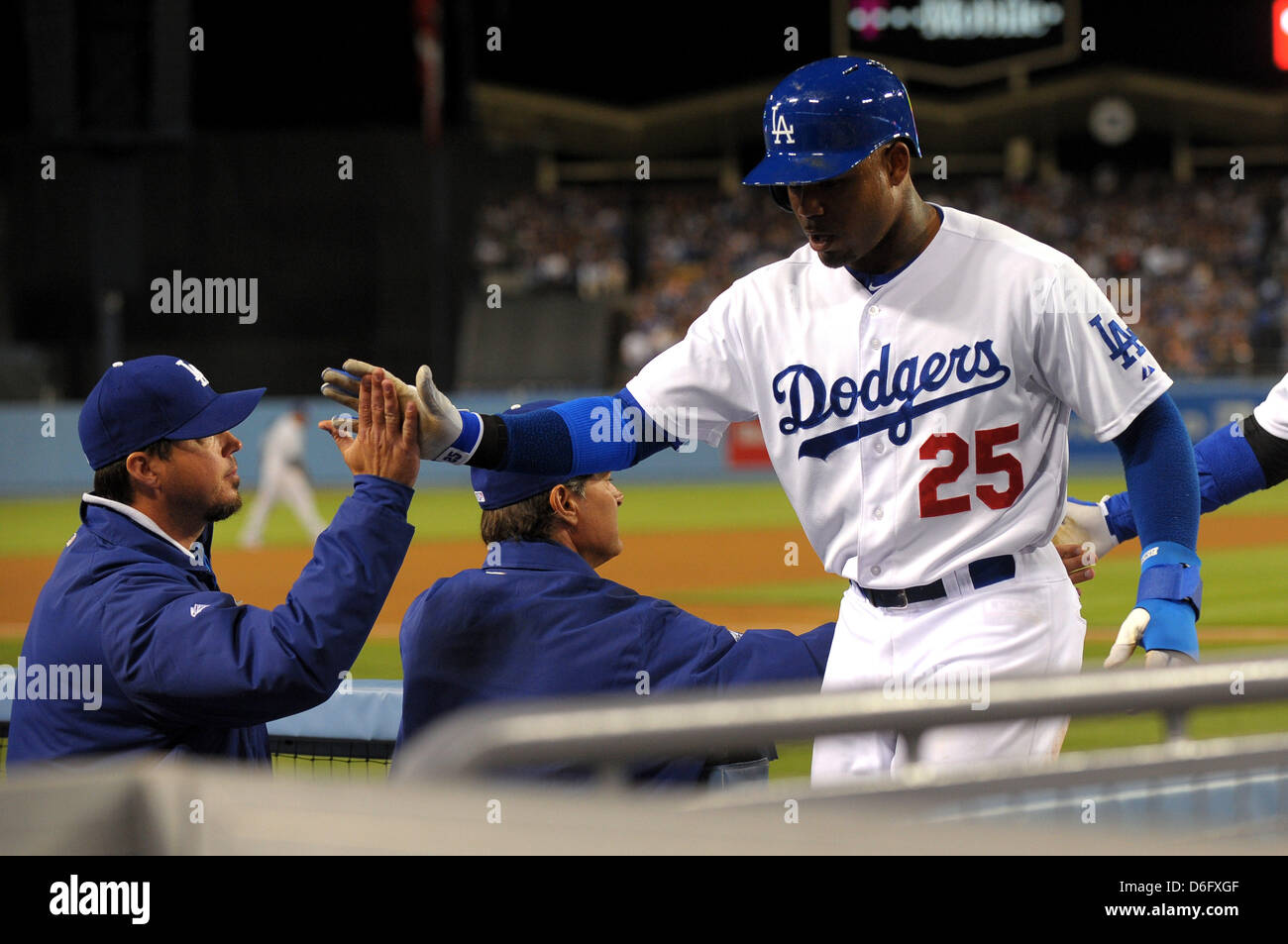 Los Angeles, CA, Stati Uniti d'America. Aprile 17, 2013. Los Angeles Dodgers sinistra fielder Carl Crawford (25) ottiene un alto cinque dopo il punteggio di una corsa su un sacrificio di volare da Los Angeles Dodgers primo baseman Adrian Gonzalez (23)(non illustrato) durante il Major League Baseball gioco tra i Los Angeles Dodgers e il San Diego Padres al Dodger Stadium di Los Angeles, CA. David cofano/CSM/Alamy Live News Foto Stock