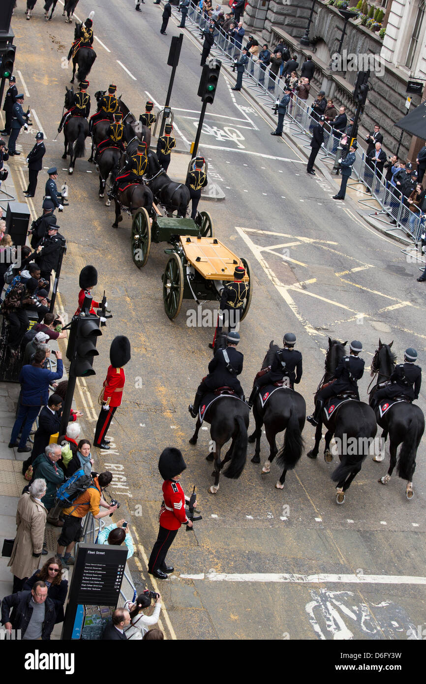 Londra, UK, 17 aprile 2013. La pistola vuota carrello procede indietro lungo Fleet Street, avendo portato la bara della Baronessa Thatcher alla Cattedrale di San Paolo a Londra. Credito: Sarah Peters/Alamy Live News Foto Stock