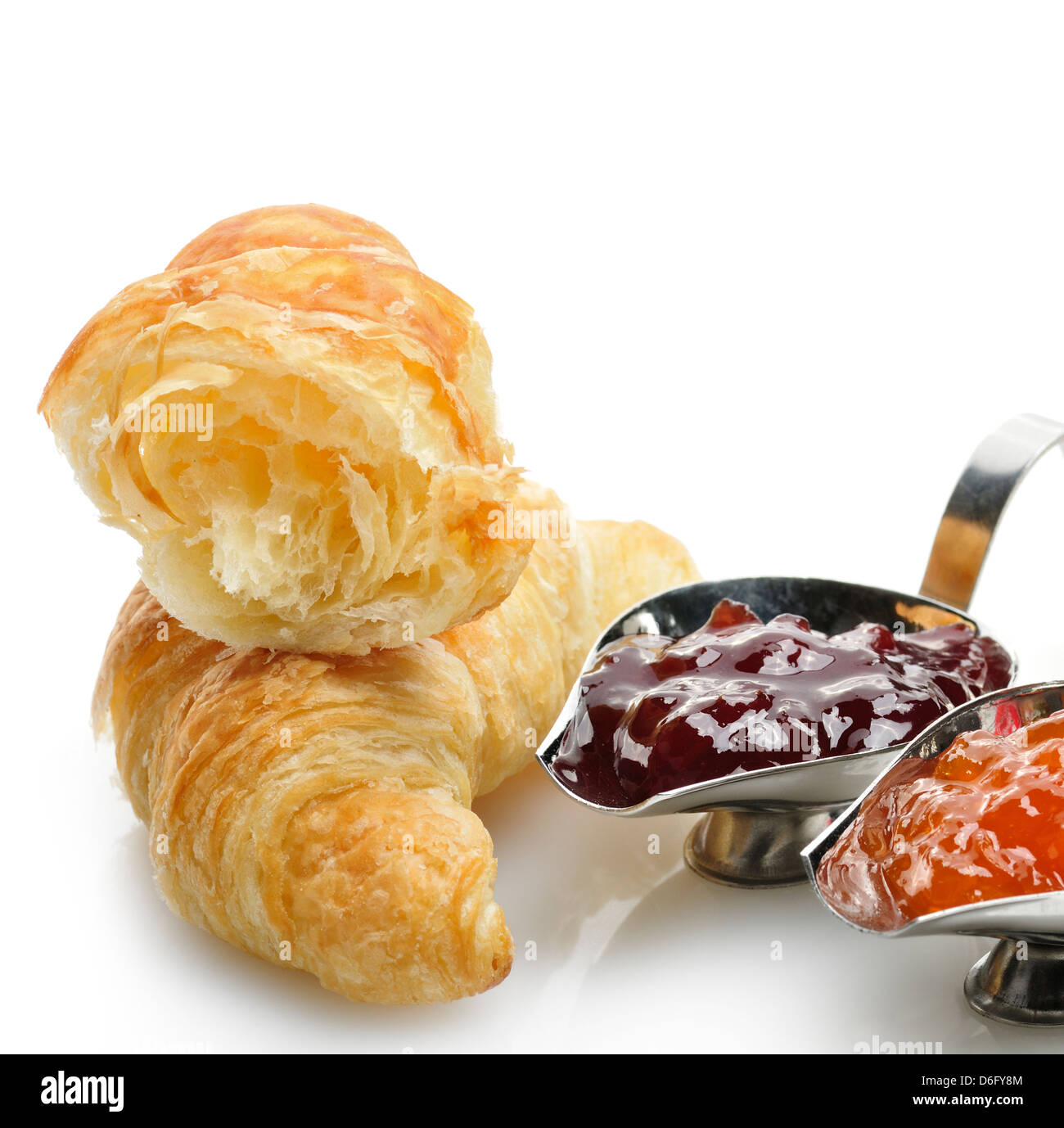 Croissant appena usciti dal forno e marmellata Foto Stock