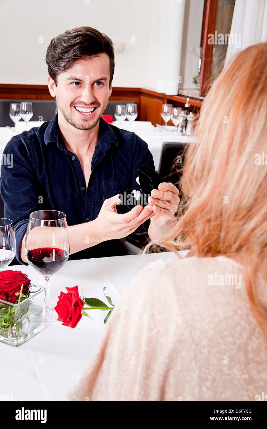 Coppia felice nel ristorante romantico amore data la cena il giorno di san valentino matrimonio Foto Stock