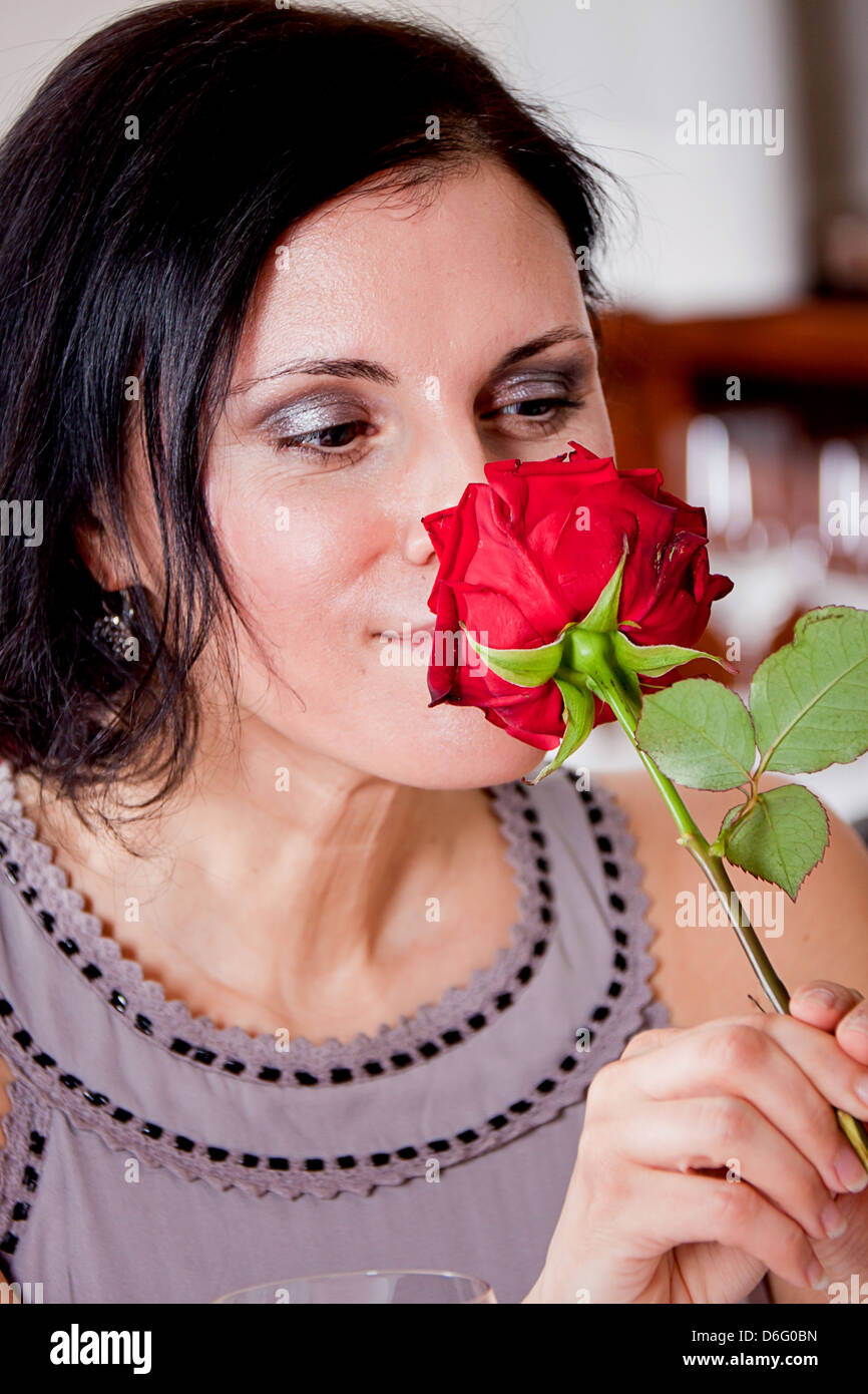 Coppia felice nel ristorante romantico amore data la cena il giorno di san valentino matrimonio Foto Stock