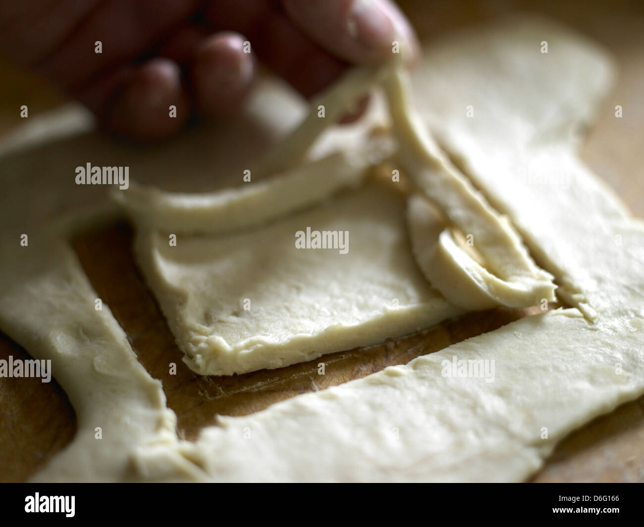 Il taglio di piazze di pasticceria - con ricetta / fase shot Foto Stock