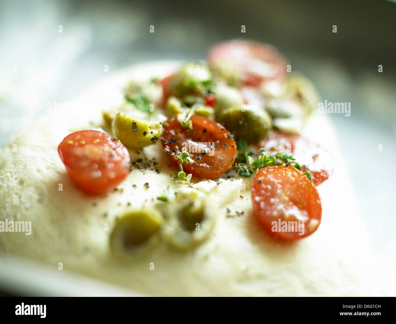 Lo stile italiano di pane con olive e pomodori - con ricetta/ passo shot Foto Stock
