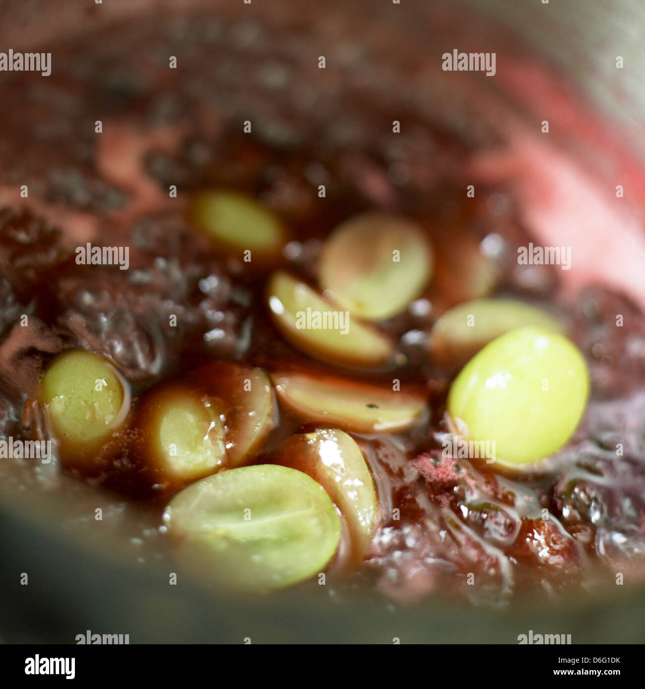 Le prugne sciroppate con uve - con ricetta / fase shot Foto Stock
