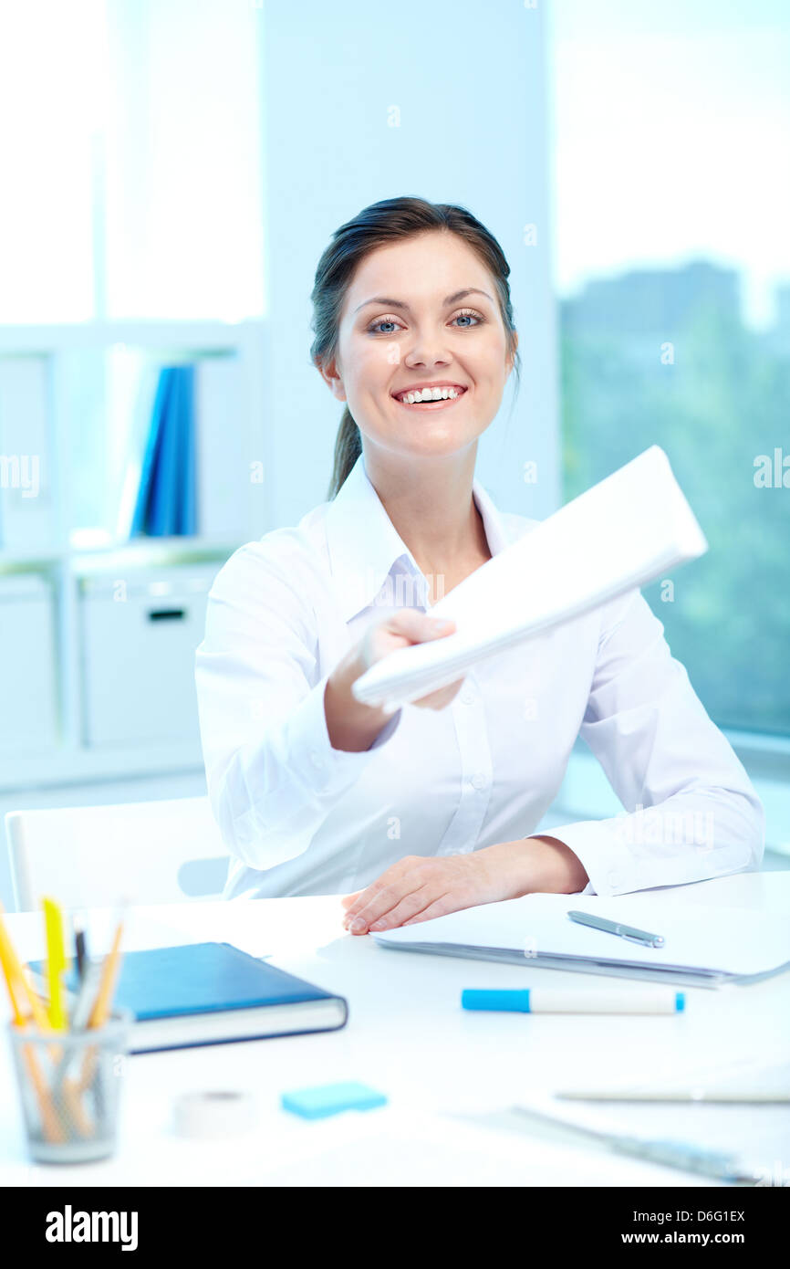 Ritratto di giovane donna sorridente dando applicazione al conduttore Foto Stock