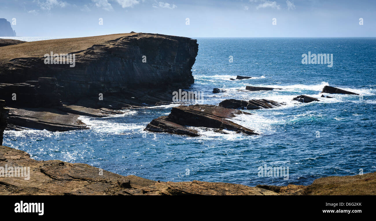 Mare e rocce off Yesnaby, Orkney. Foto Stock
