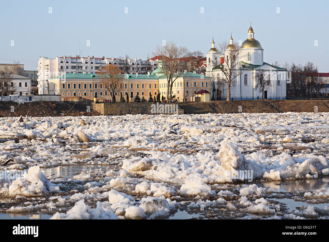 Galleggiamento del ghiaccio sul fiume Zapadnaya Dvina in Polotsk Foto Stock