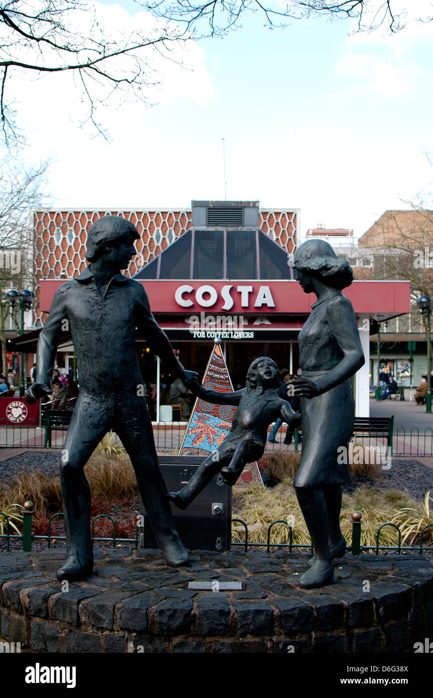 La gita di famiglia statua, Mell Square, Solihull, Regno Unito Foto Stock