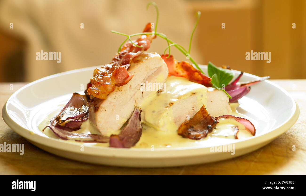 Pollo con pancetta e aceto balsamico cipolle rosse. Ricetta disponibile Foto Stock