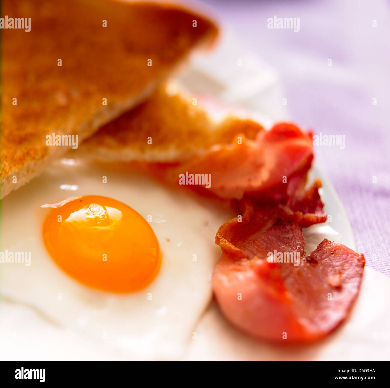 Uova e bacon con toast Foto Stock