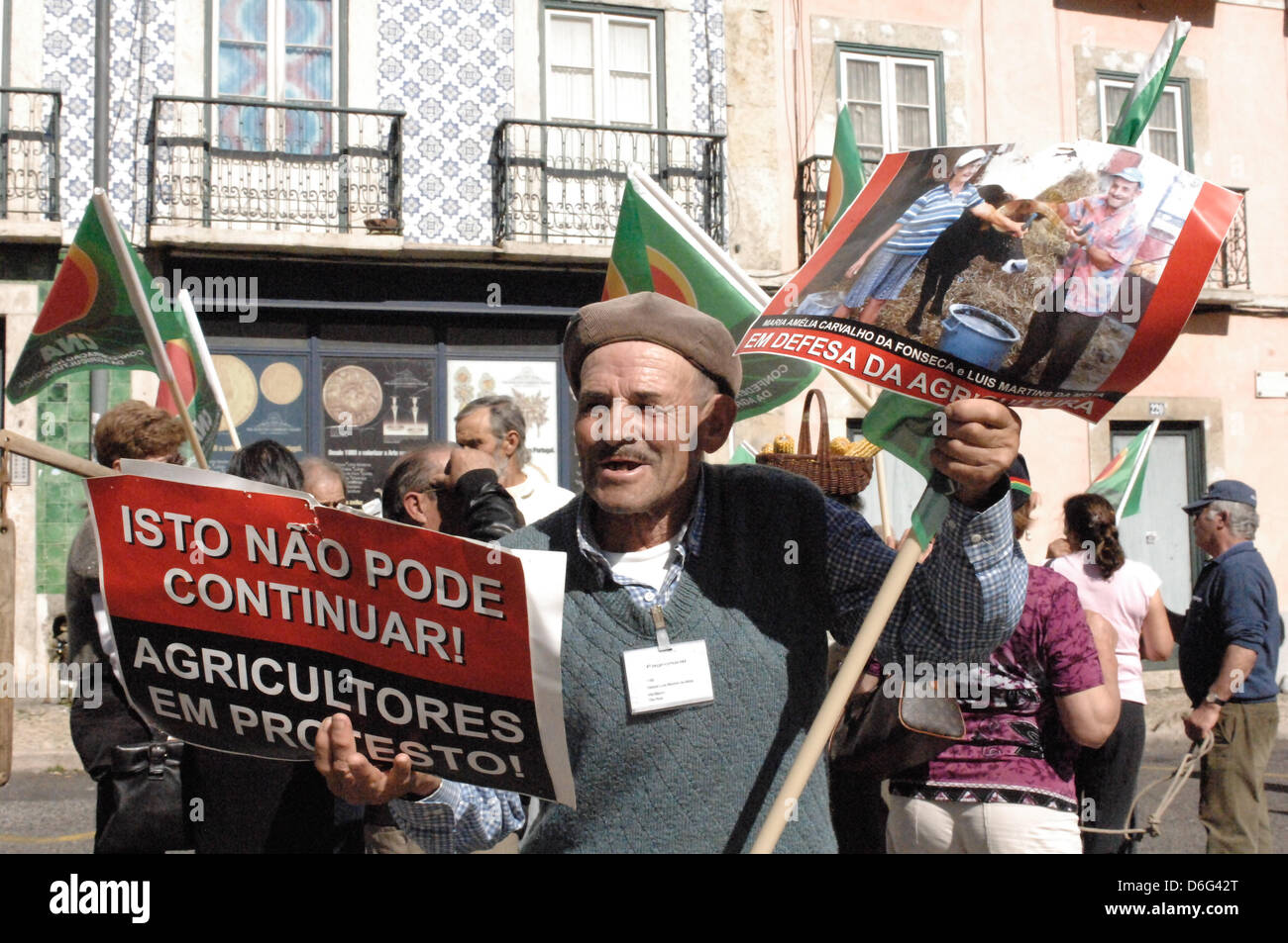 Lisbona portogallo, 17 aprile 2013. La protesta degli agricoltori per le strade di Lisbona contro l'aumento delle imposte. Le manifestazioni hanno preso posto nella parte anteriore del Parlamento. Foto Stock