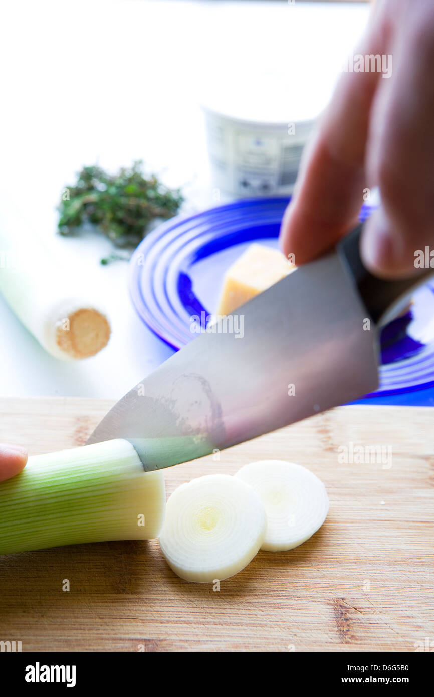 Affettare i porri di porri e gorgonzola gnocchi - con ricetta Foto Stock