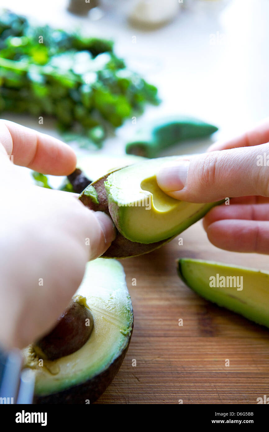 La scuoiatura avocadi per guacamole fatti in casa - con ricetta Foto Stock