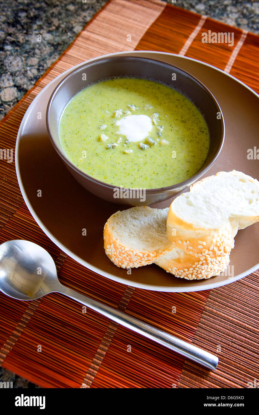 Broccoli e gorgonzola - Zuppa con ricetta Foto Stock