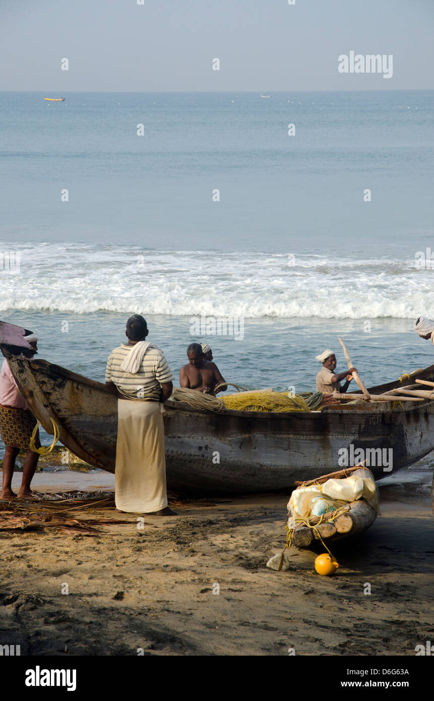 I pescatori sulla spiaggia di Varkala Kerala, India del Sud Foto Stock
