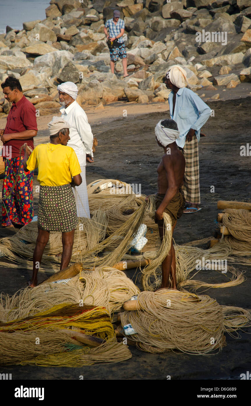 I pescatori sulla spiaggia di Varkala Kerala, India del Sud Foto Stock