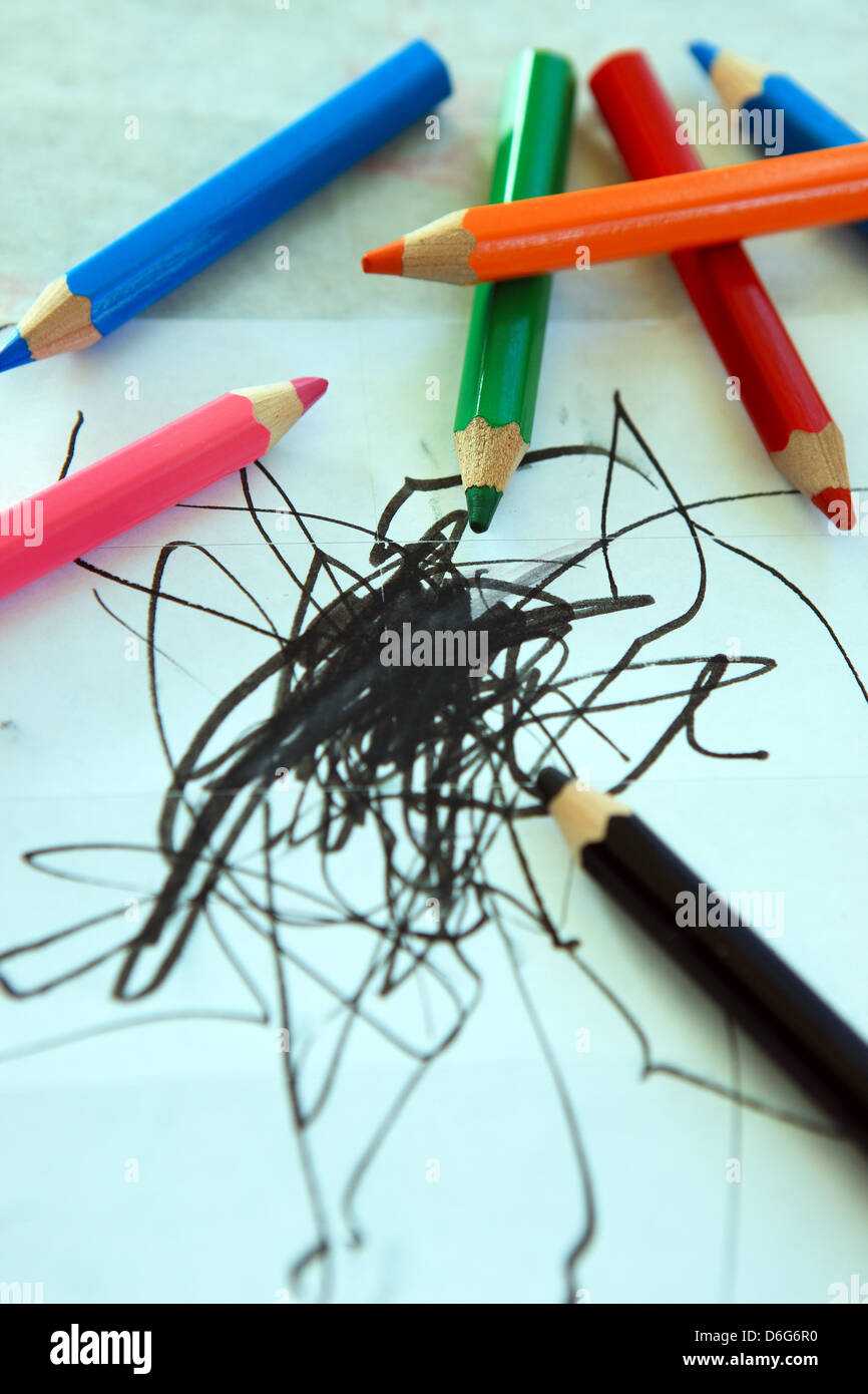 Per bambini Disegno con matite colorate Foto stock - Alamy
