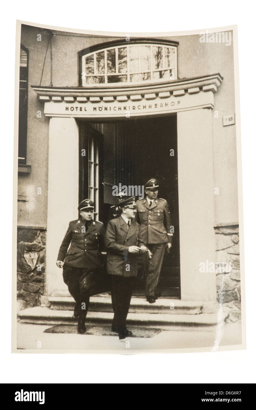 1940's fotografia in bianco e nero di Adolf Hitler ed i suoi ufficiali di lasciare l'Hotel Moenichkirchnerhof, Germania Foto Stock