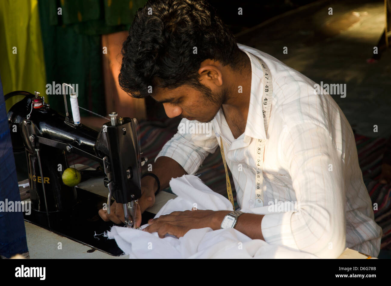 Un apprendista in un workshop, Kerala, India Foto Stock